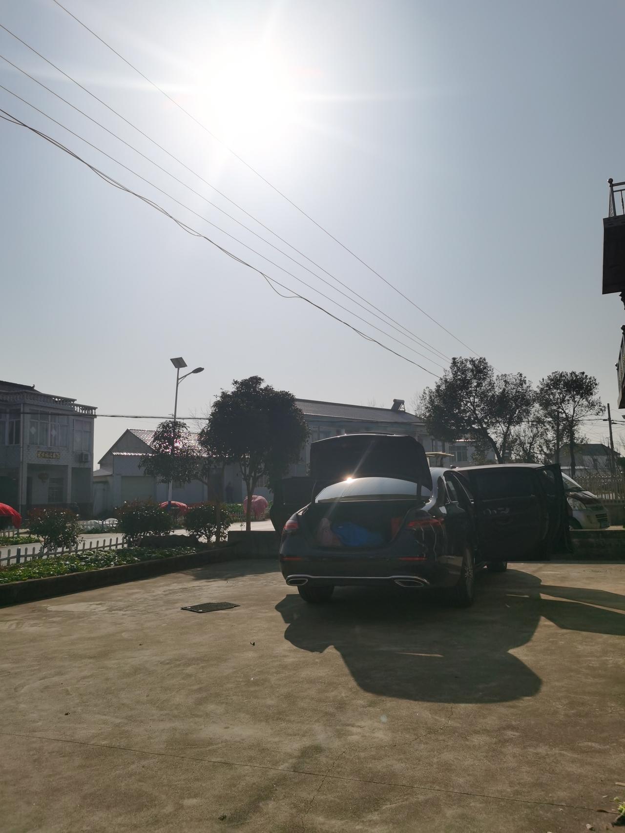 奔驰E级 提车半个月了，1000公里，发现两个问题求解答:1.行驶过程中大约40码这样，后座门还能打开（没把童锁用上，被