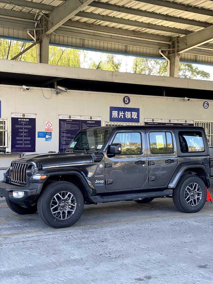 Jeep牧马人4xe 想知道大家的混动牧马人，有没有类似电流一样的吱吱声，我感觉是从防滚架上的喇叭传出来的，不管是静音或