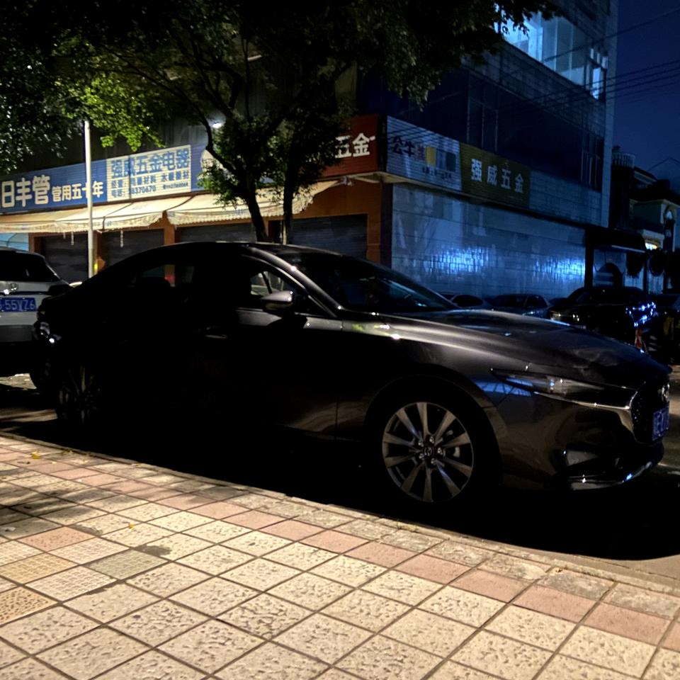 马自达3 昂克赛拉 家人们，可以具体推荐一下车窗膜和遮车罩，因为车子老是停在室外没有罩着会好脏车窗膜的需求就是挡紫外线和