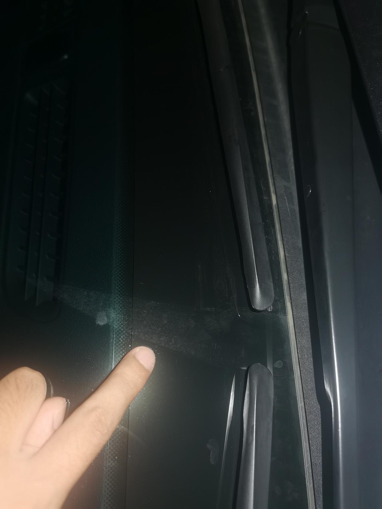凯迪拉克CT5 两个雨刮中间的位置可以刮到么？两个雨刮器中间有缝隙，会有一部分刮不到如图一图二。我去看了展车，雨刮位置也