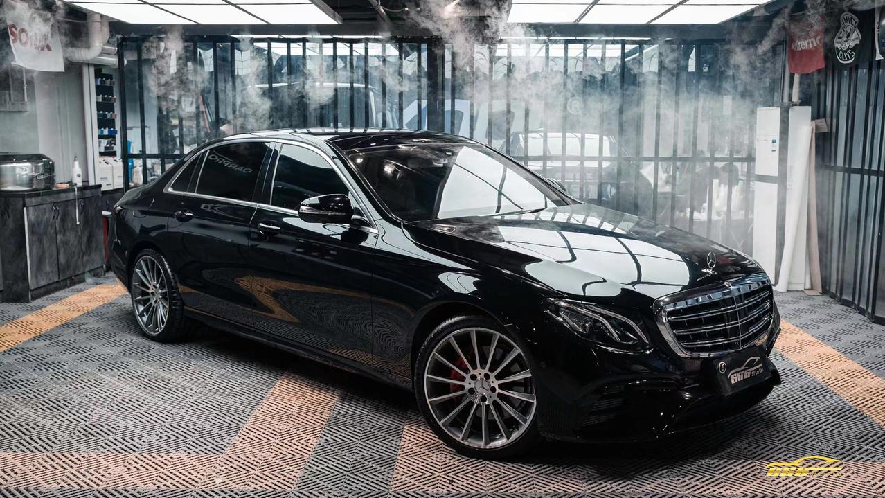 奔驰E级 E300L豪华运动。现金优惠5.1万，保险1.45w，上牌2000，加5500装潢（含全车玻璃膜，什么琥珀光学