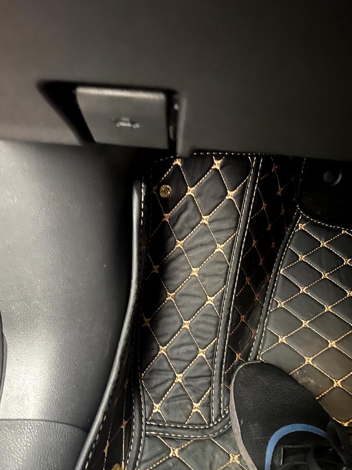 英菲尼迪QX50 新手刚提车 请问开引擎盖这个用力拉么 拨一下没反应么 还有发动机舱有有异味正常么