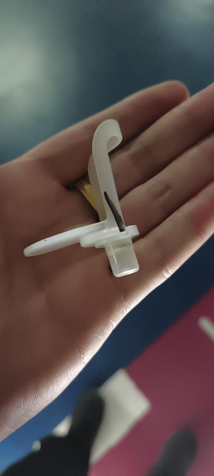 凯迪拉克CT5 有大佬知道这是啥不，主驾驶底盘上挂着，摸了一下就掉出来了