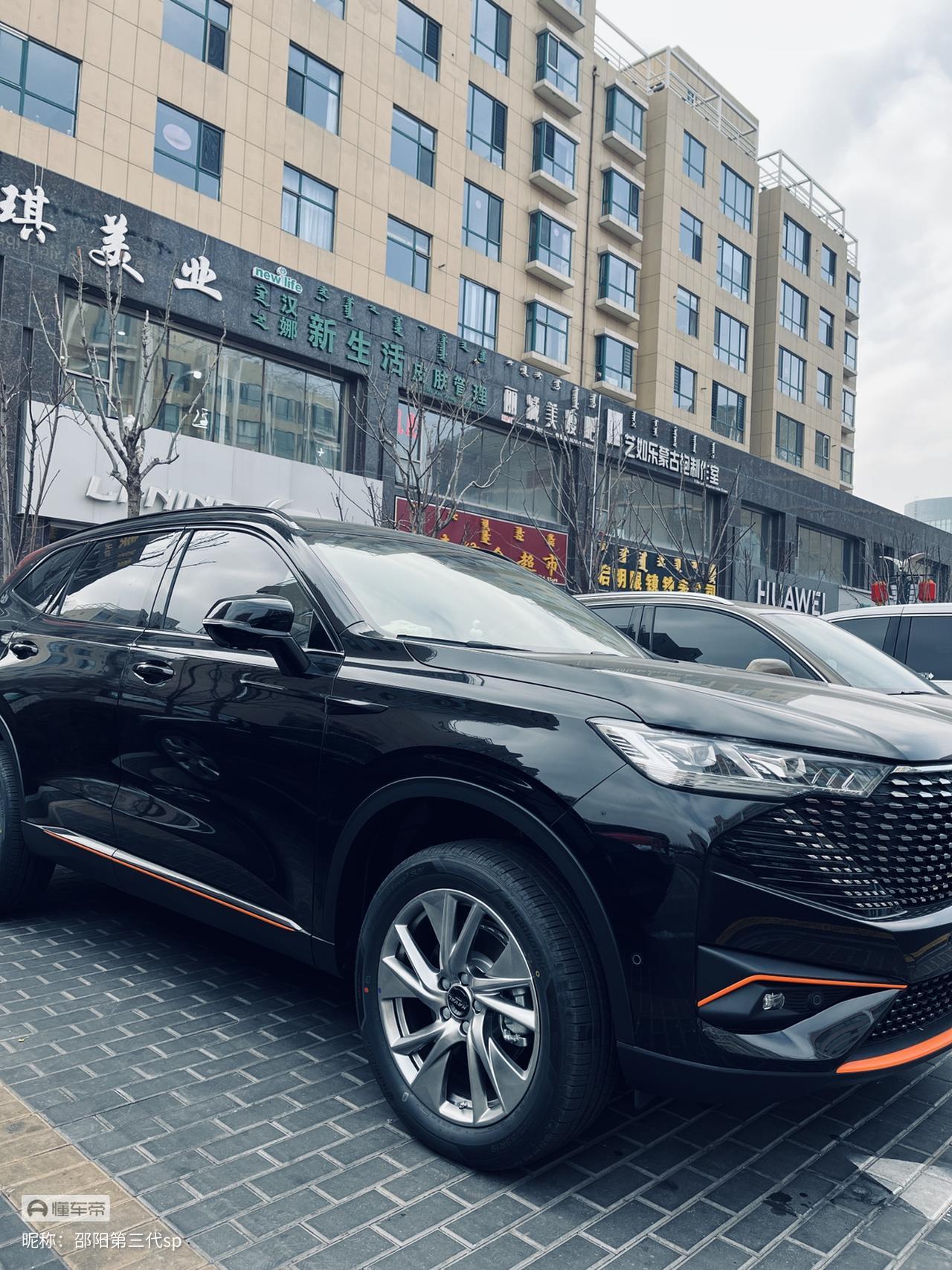 哈弗H6 想买三代H62.0sp+黑色，但是外观饰条是橙色的，对我来说太扎眼了，现车优惠大，订车时间久优惠还少1000多