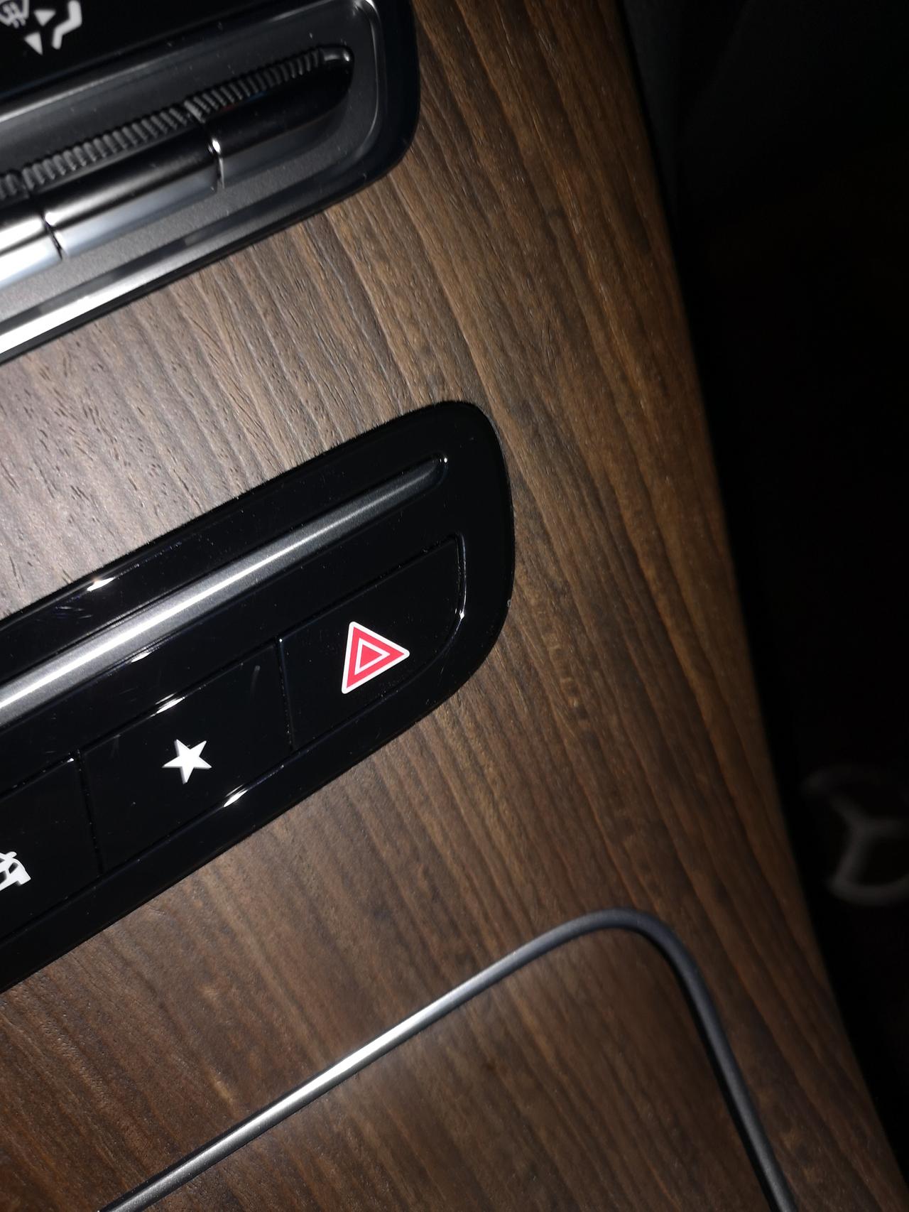 奔驰C级 这个灯总是亮是什么原因