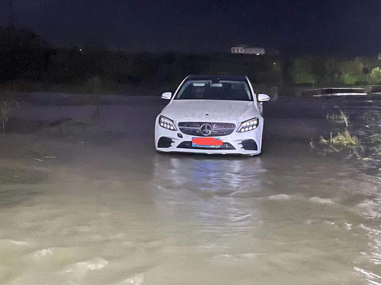 奔驰C级 我是2019款c260l。在温州，下雨水位到保险盖下面不高，我开进去，再出来的时候 半路突然熄火了，就叫拖车送