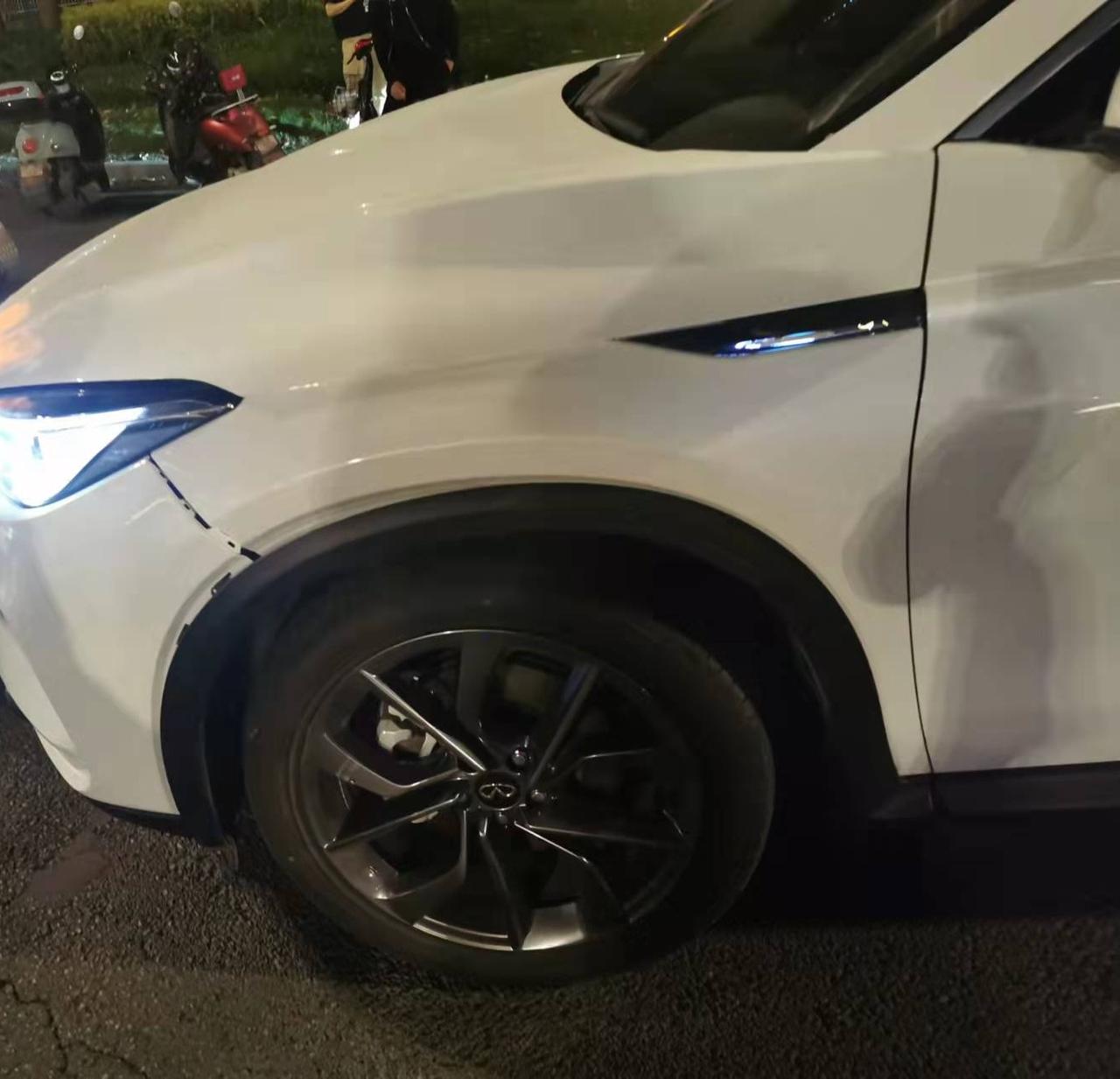 英菲尼迪QX50 在辅道开车，一个电动车从侧面冲过来没来的及刹车车给碰了。心疼啊。想后期加一套主动安全系统（主要是主动刹