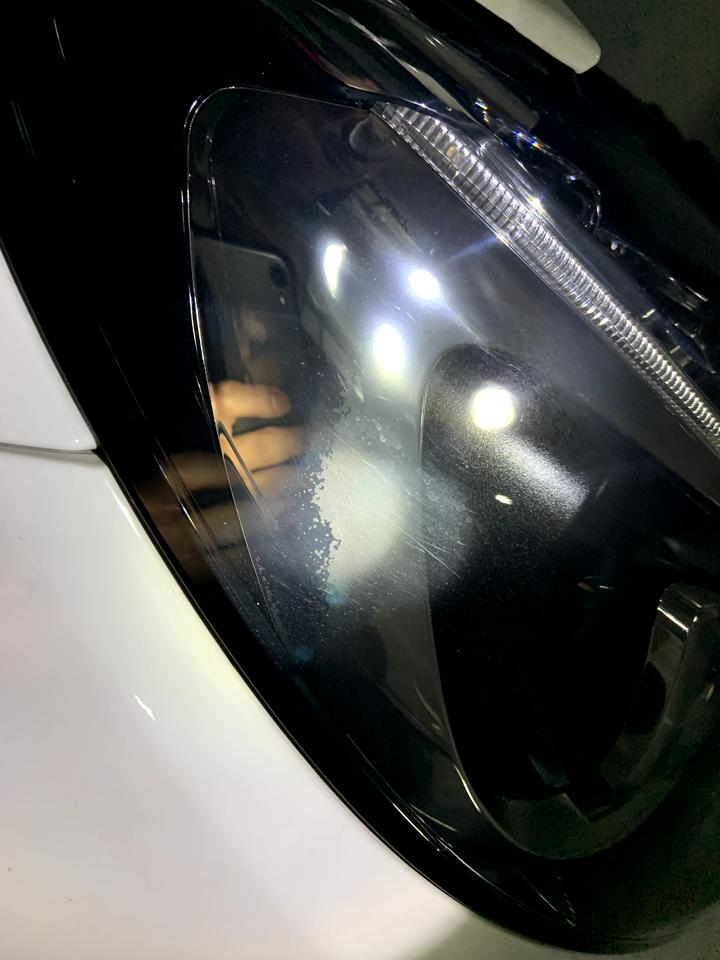 奔驰C级 18年奔驰C180l两年车，今天发现前大灯里面有雾气，这是不是质量问题，4s店会更换原装车灯？