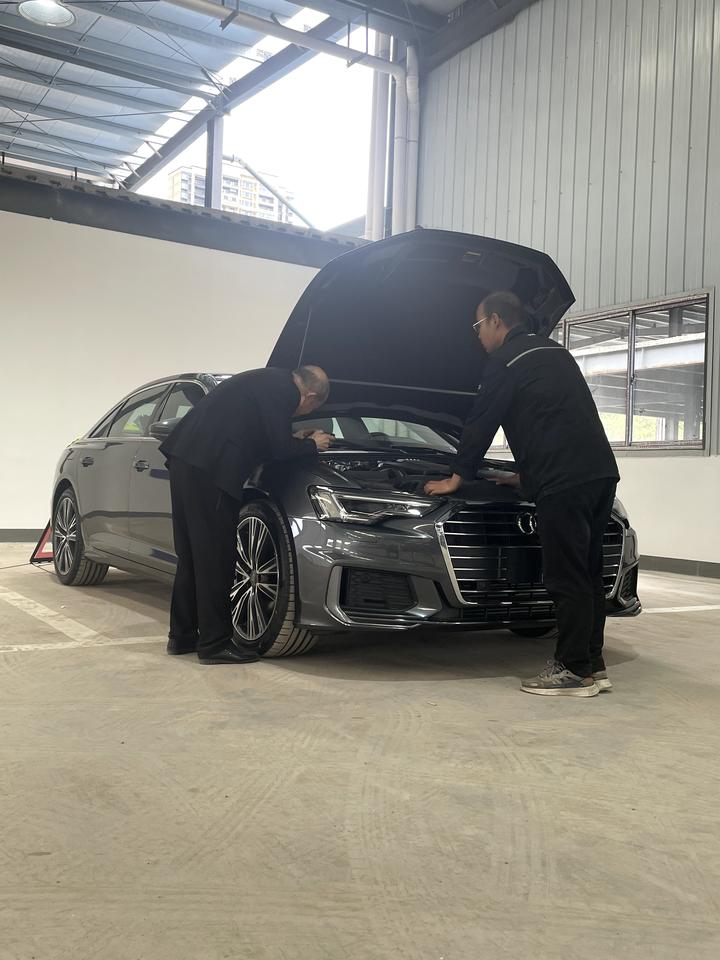 奥迪A6L 各位车友，我之前是一台20款的A6，每次行驶途中，都会自动播报前方有流动测速，限速多少公里，高速都会提醒前方