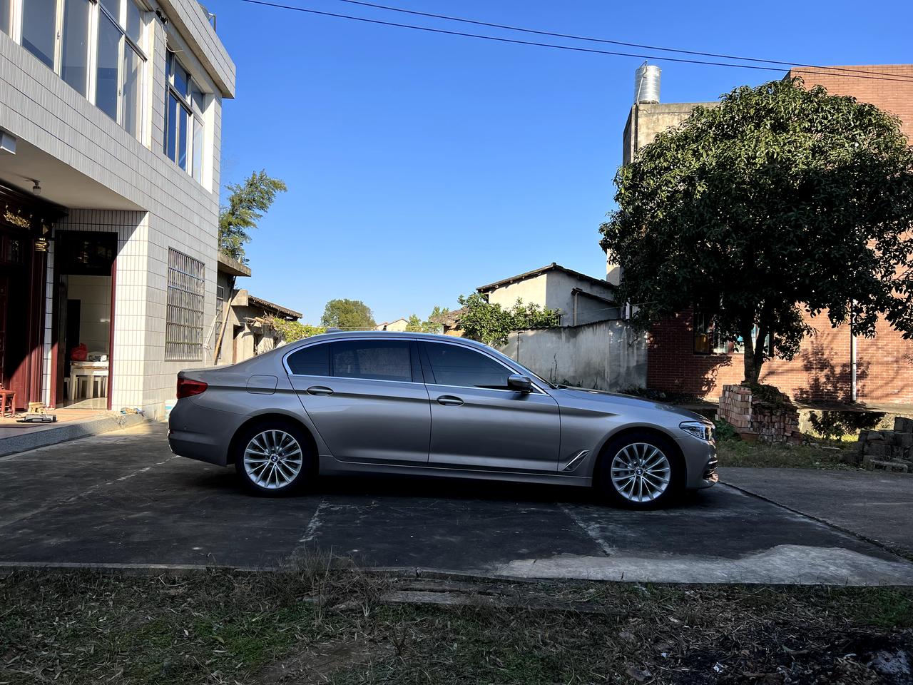 宝马5系 20款530li，1万公里做了保养后一段时候，热车的时候，车内能明显感觉到三四秒一次的抖动，挂到D挡行驶就没有