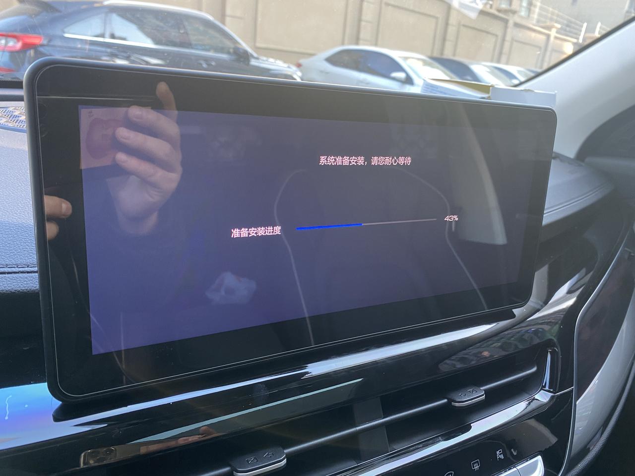 哈弗H6 车是国潮，^_^系统总让我更新，提示几天了，启车总有提示，今天更新给大家试试谁，这车机系统更新900M左右，心