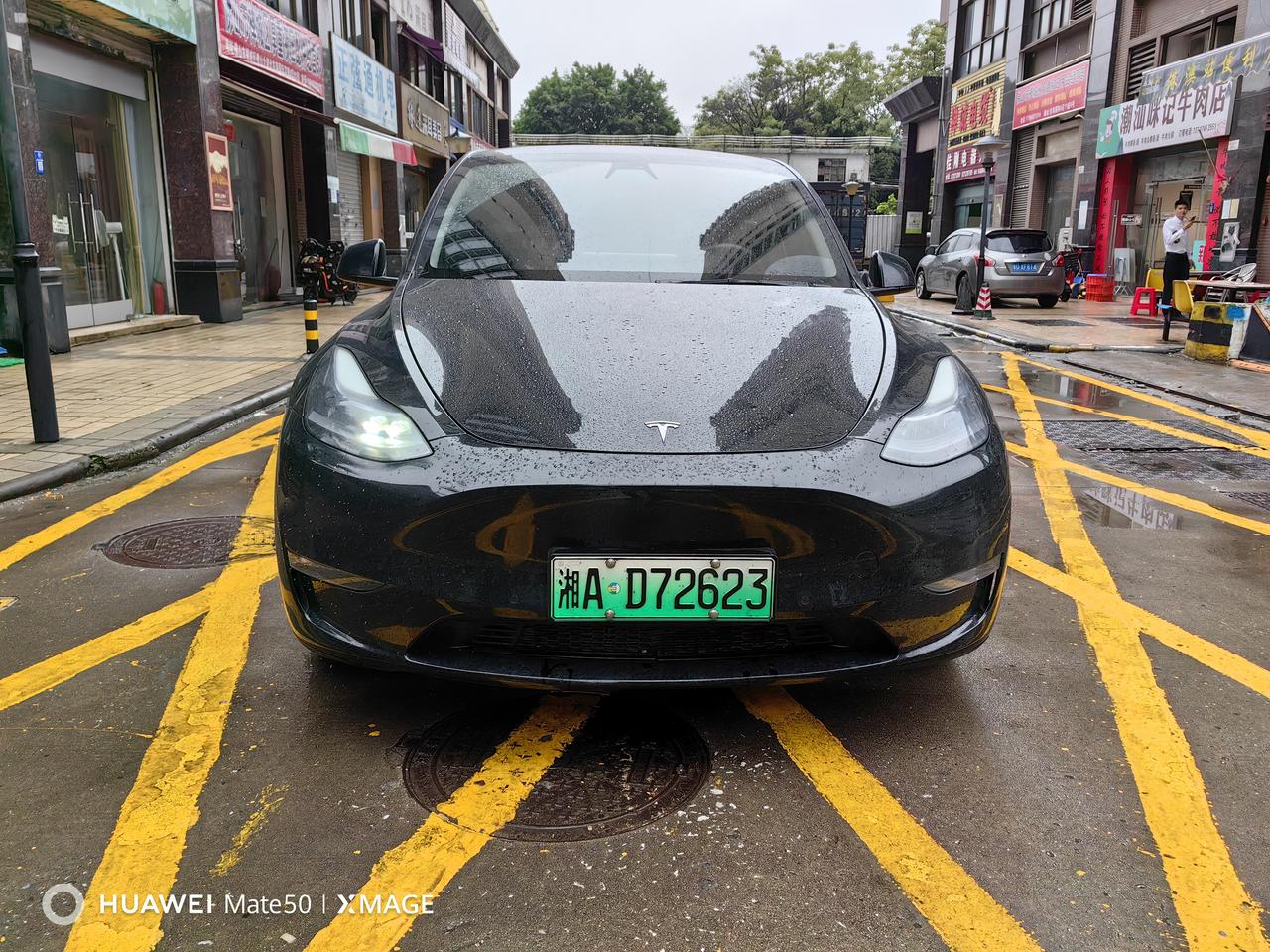 特斯拉Model Y 二年6月份上牌的四驱版，长续航的升了级之后，现在右边大灯关不了。各位老铁，有没有碰到这种情况？已经