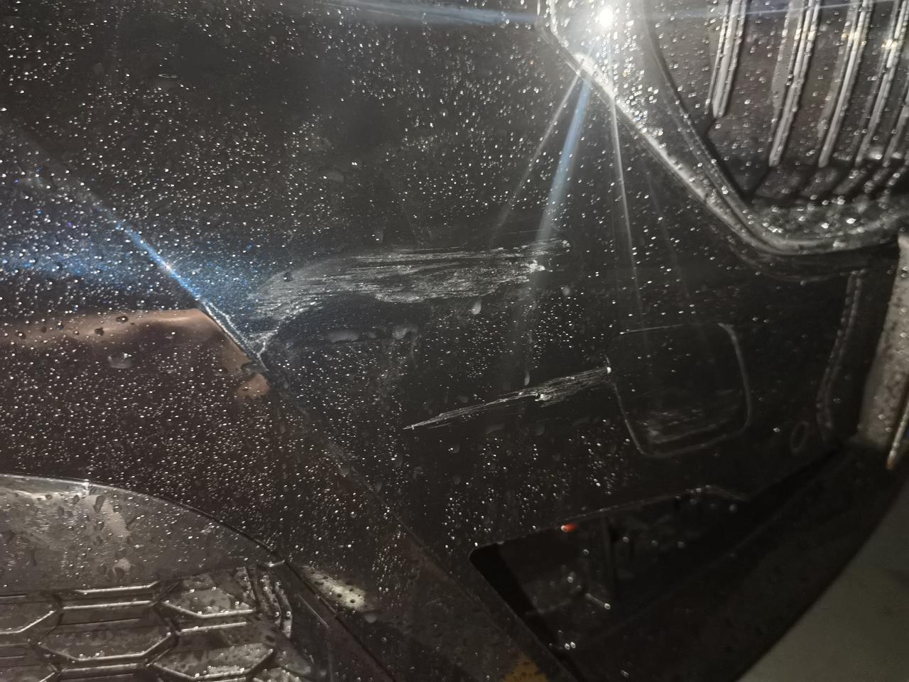 宝马5系 大家看这伤到车漆了吗？今天带小孩去医院，被前面一辆借车的伙计给蹭了，一辆年长525，对方开口要求私了，4S报价