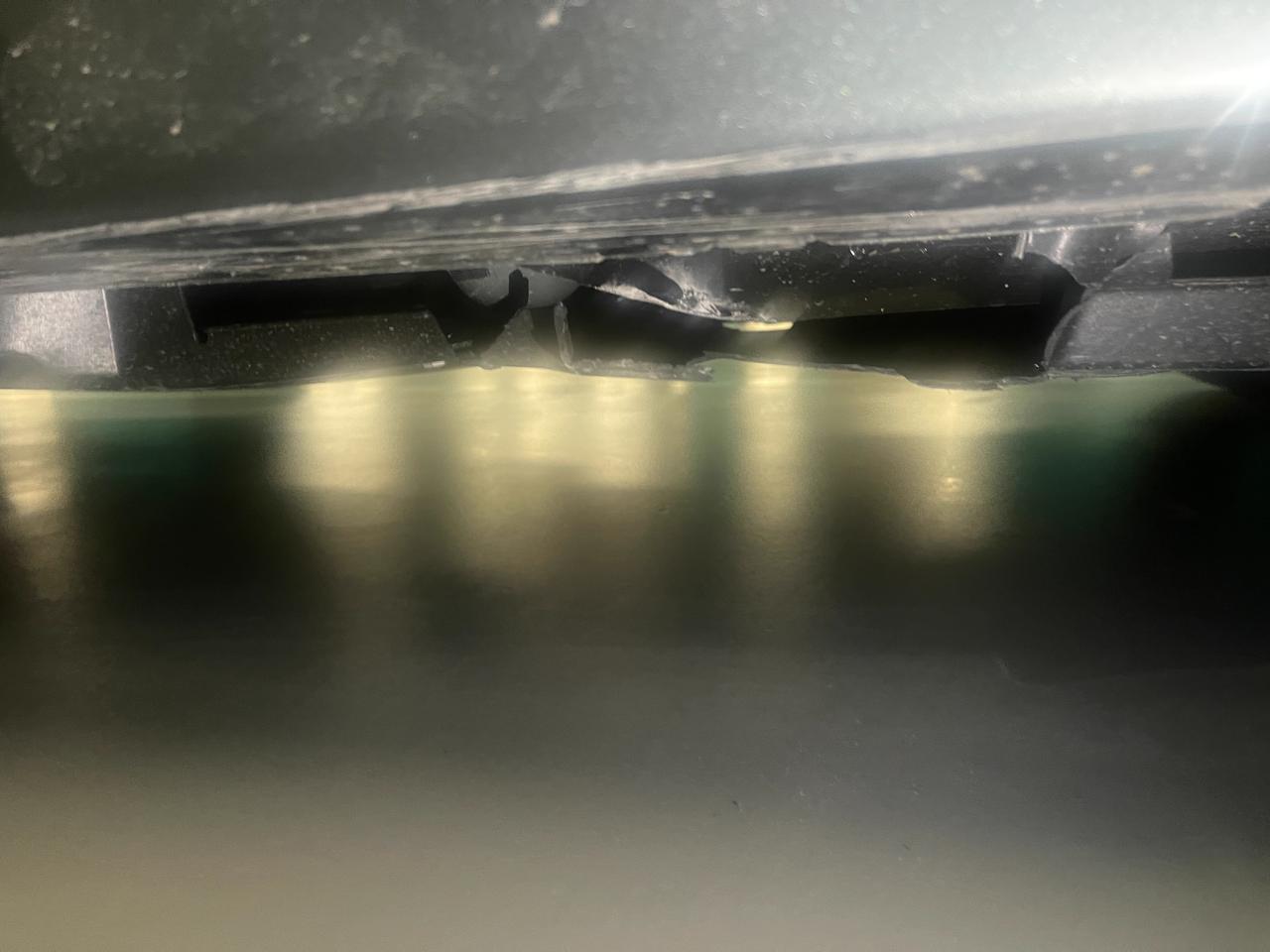 凯迪拉克CT5 下台阶磕到了 请问这是哪一块呀？ 修理一下得多少钱