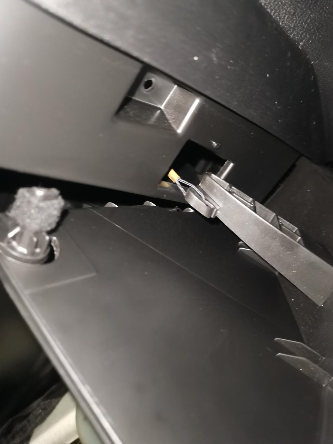 哈弗H6 怎么取出空调滤芯啊我看右边一个弹簧钩不敢动了