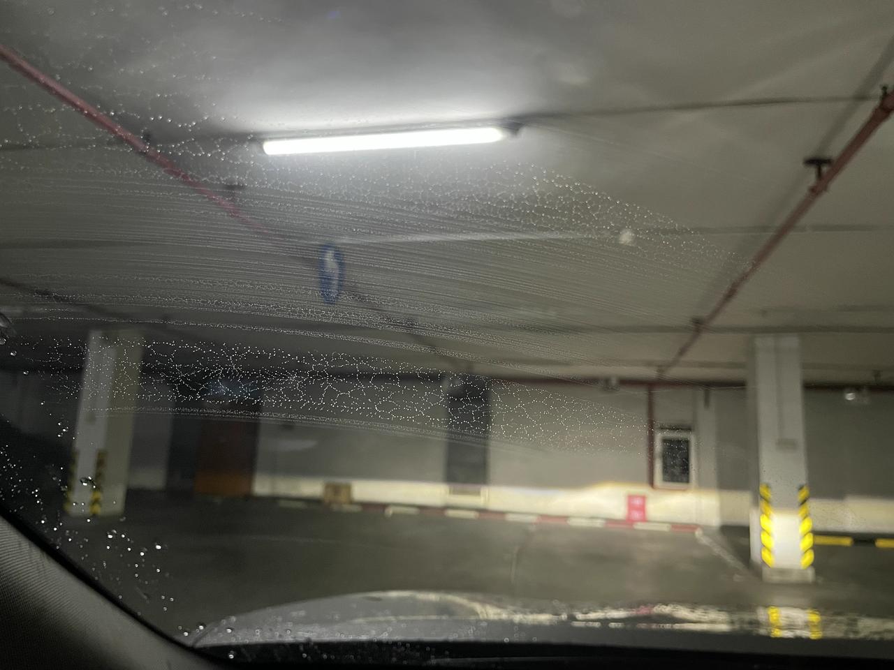 丰田凯美瑞 车友们 怎么我这雨刮老刮不干净呢。雨刮是新换的。油膜也去了一遍了 刮出来是这样有印的