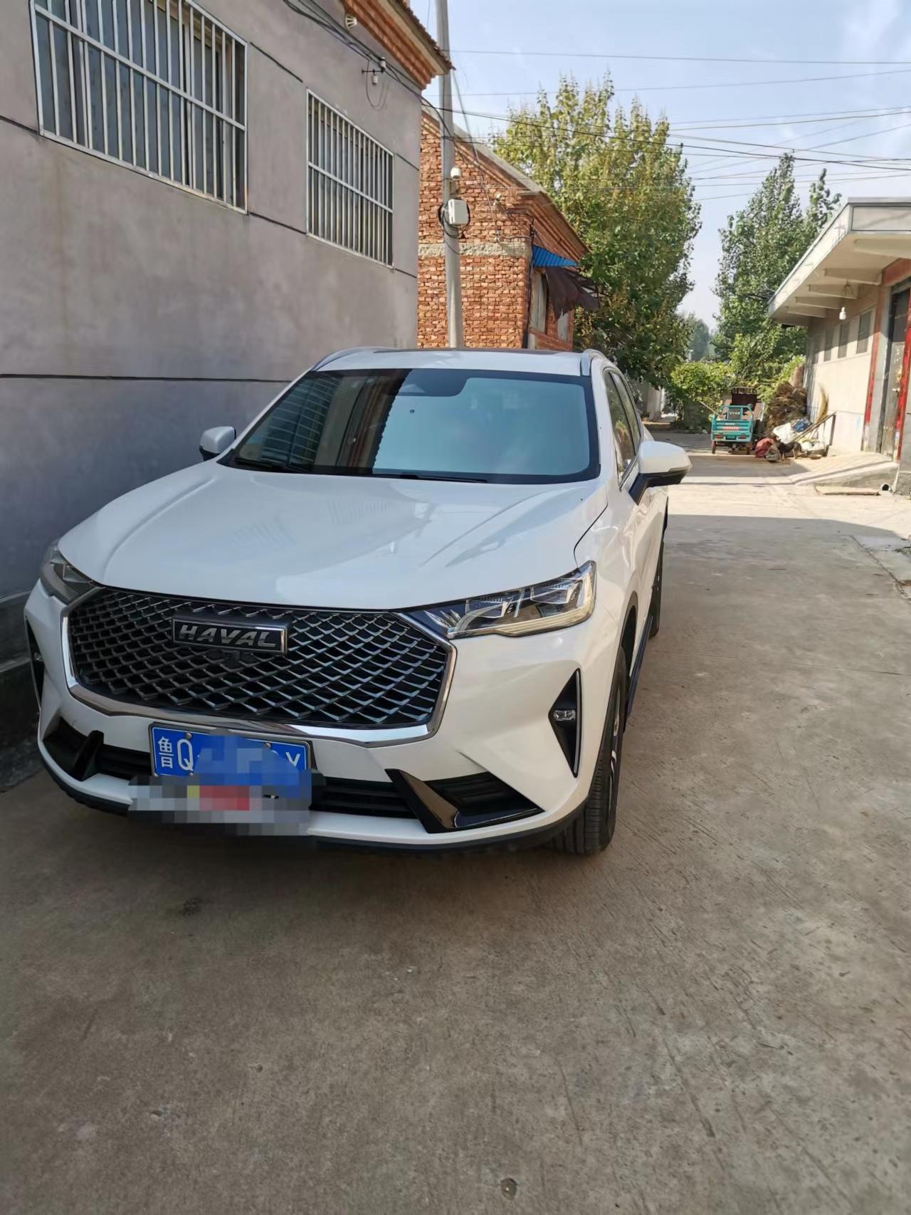 兄弟们 你们感觉哈弗H6三代的前脸加个前铲好看么？我今天遇到一个三代的H6加个前铲，感觉底盘变得好低，好看是挺好看的，就