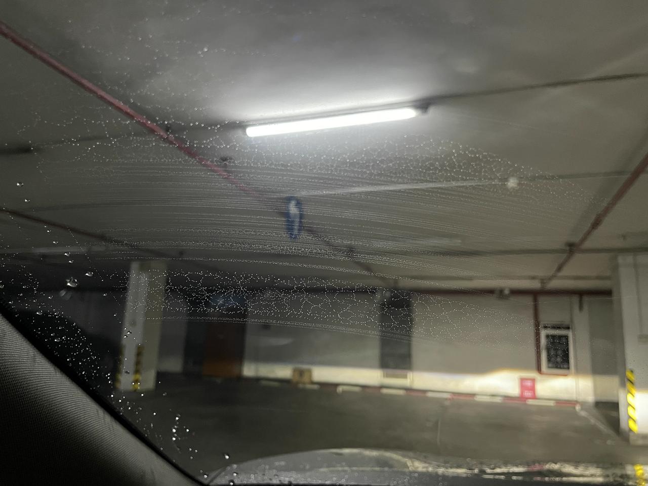 丰田凯美瑞 车友们 怎么我这雨刮老刮不干净呢。雨刮是新换的。油膜也去了一遍了 刮出来是这样有印的