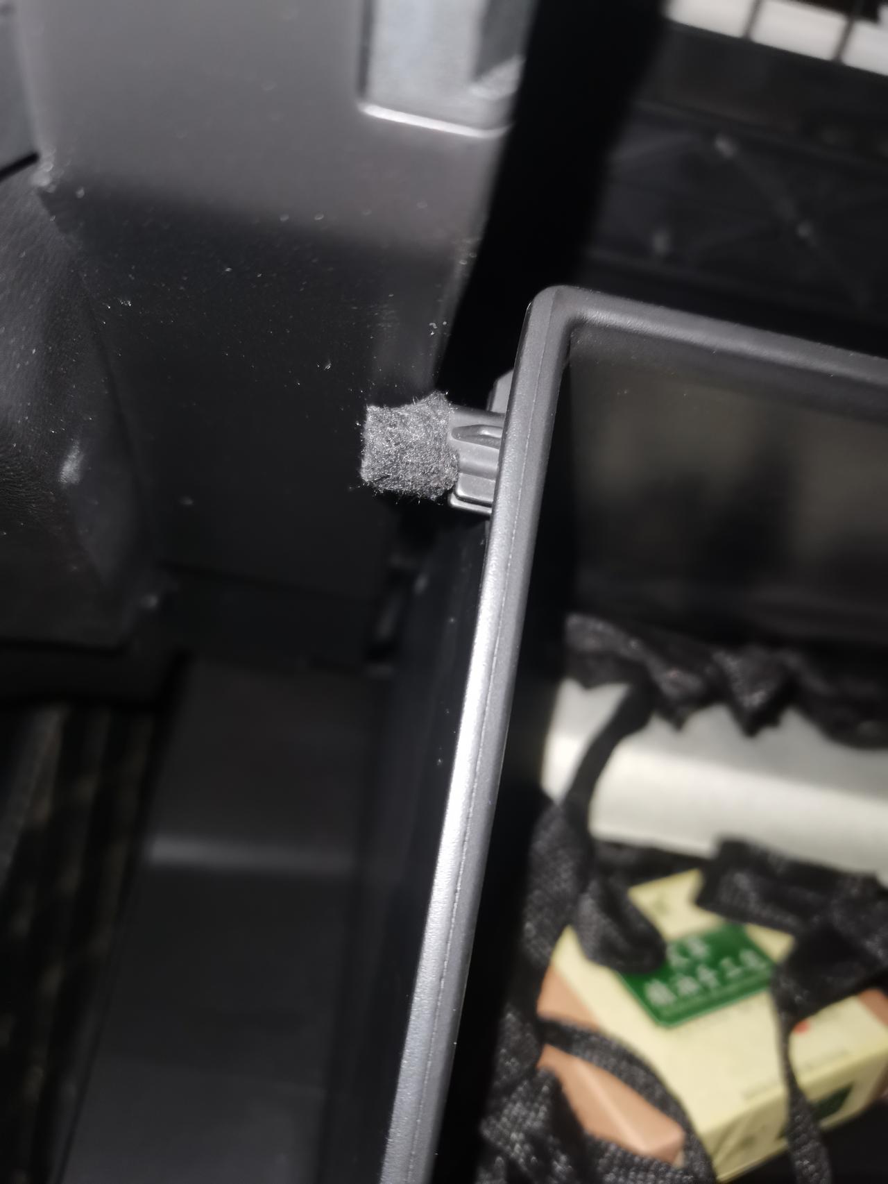 哈弗H6 怎么取出空调滤芯啊我看右边一个弹簧钩不敢动了