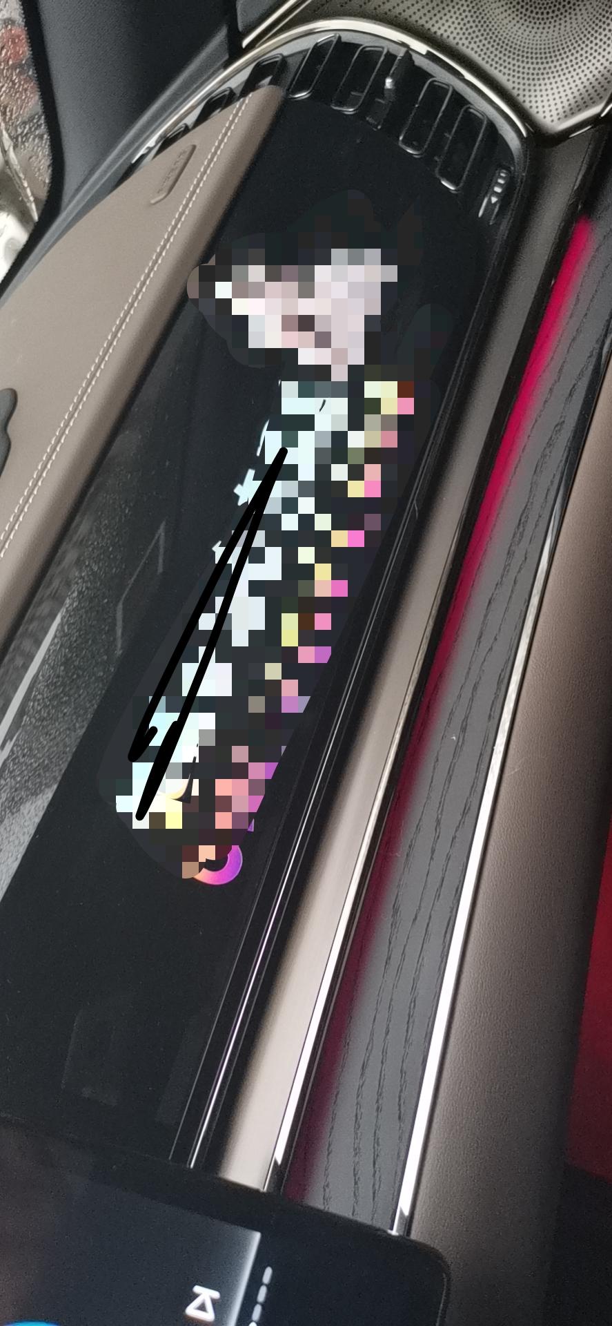 比亚迪汉DM 汉dm副驾驶面板的氛围灯现在自动升级成了在行使过程中不亮了?只要一挂d挡就熄灭，刚买的时候还是常亮的。