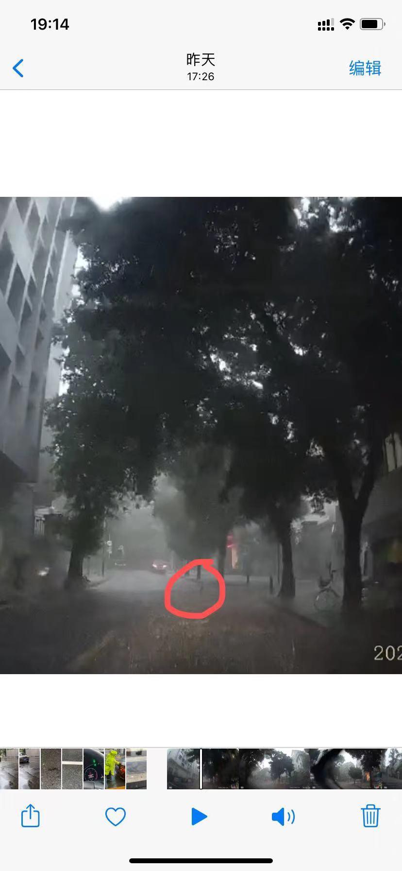 本田雅阁 兄弟们开车一定要看清楚路啊，小弟新车20天不到大事故，下雨天没看清楚前面有个沙井盖竖着放，把底盘挂了，机箱漏油