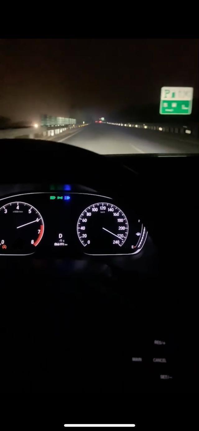 各位大佬冒昧问一下雅阁不管是混动还是燃油 起步深踩油门会挠地起步吗