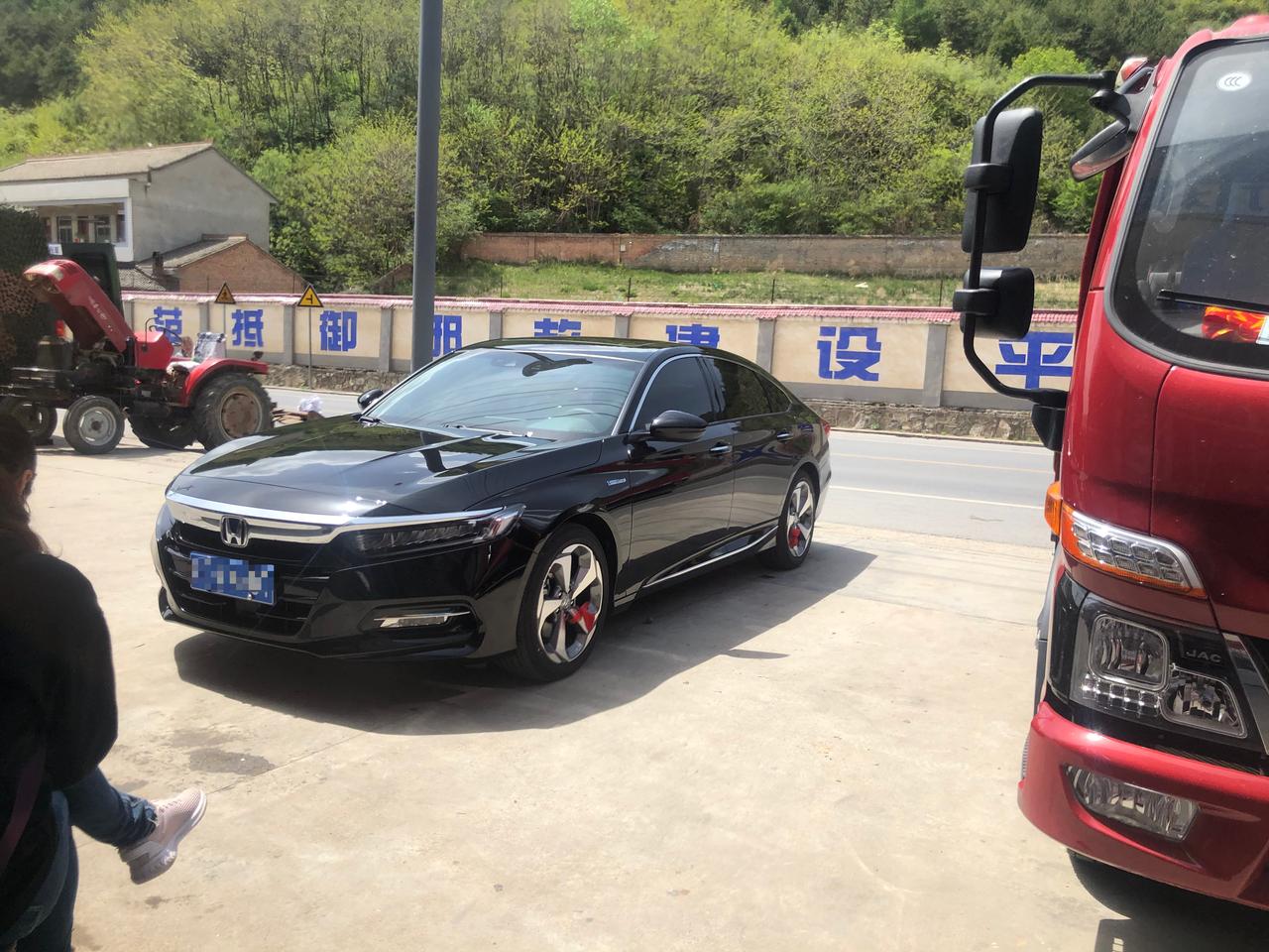 本人18款锐智~  刚跑了1100公里  各位车友有没有人觉得雅阁的远近光灯简直太低了   远光灯像近光灯 近光灯像没有