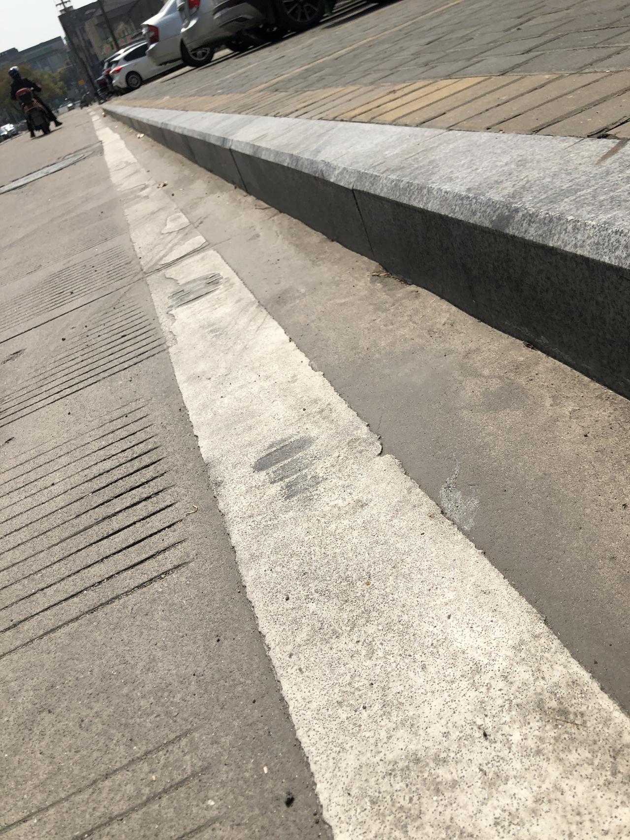 奥迪A4L 这么低为什么我坐车里倒车下来的时候磕到前面底盘了特别响应该没事吧