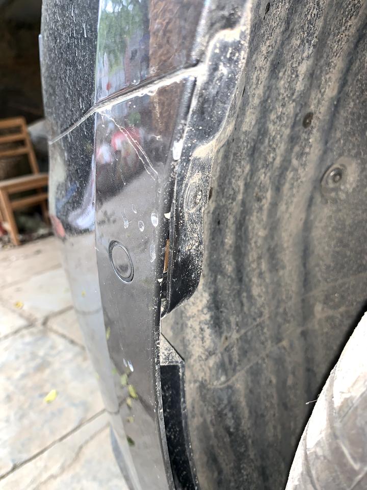 奥迪A4L 左前轮感应的位置内罩这个地方缝隙有点大你们有没有这个情况 20款豪华动感