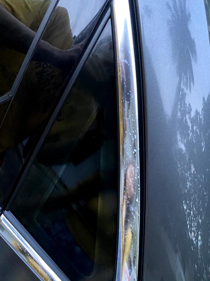 奥迪A4L 20款A4l408.14号提车 提车一个多月了两个后门小窗位置上的镀铬条出现了这些印子，好几天没洗车了，没注