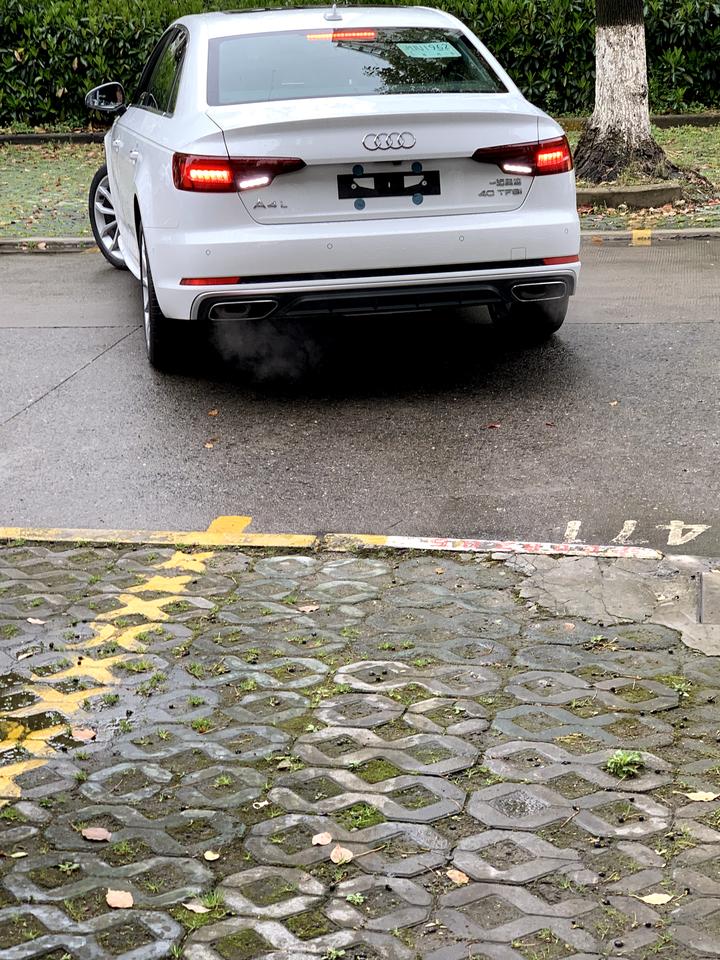 奥迪A4L A4l新车倒车尾气冒大量白烟正常吗？