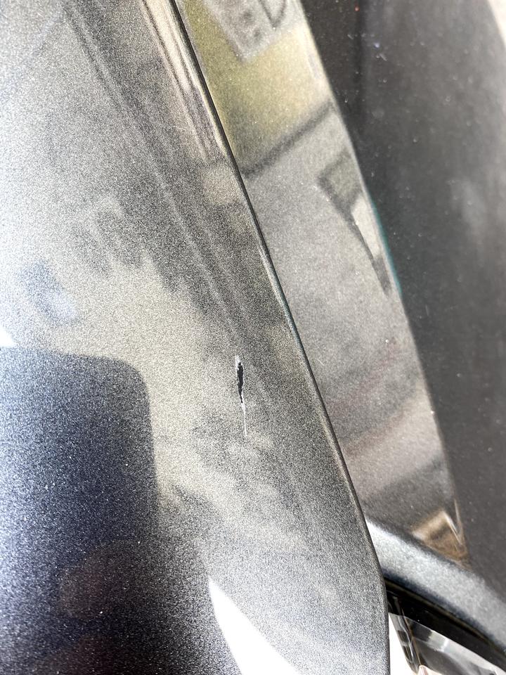 奥迪A4L 左叶子板和引擎盖划痕，引擎盖得比较深，不修复会生锈吗？求问淘宝上的补漆笔能用吗？