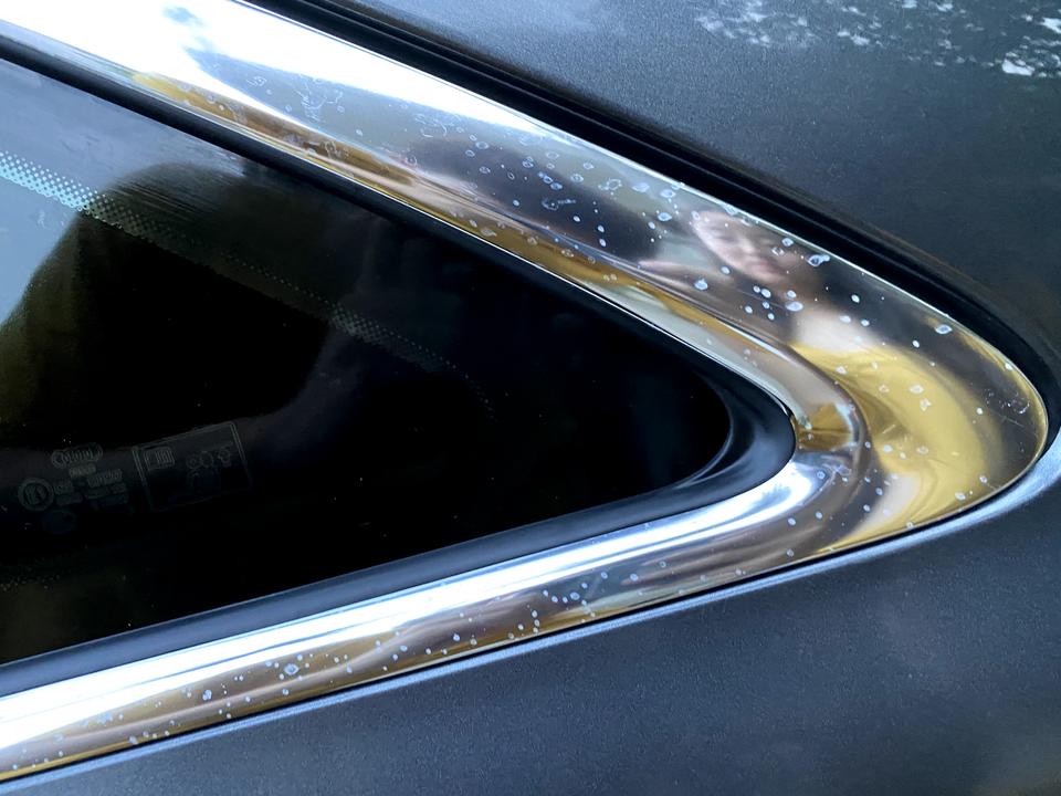 奥迪A4L 20款A4l408.14号提车 提车一个多月了两个后门小窗位置上的镀铬条出现了这些印子，好几天没洗车了，没注