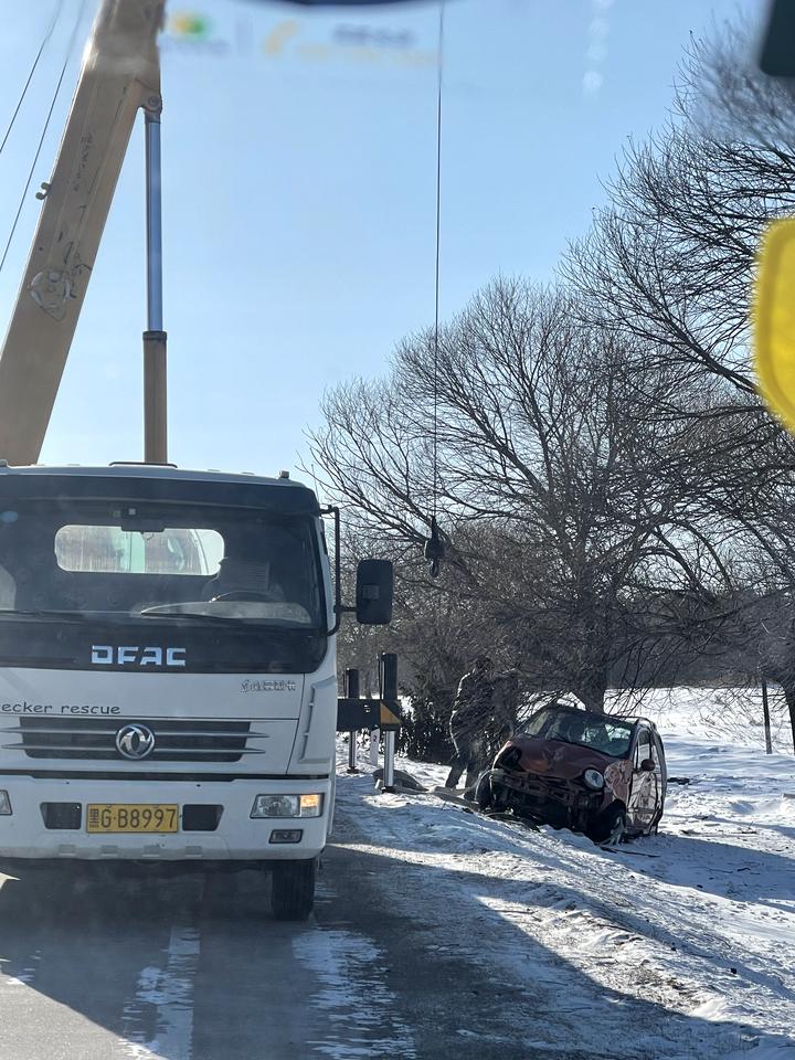 奥迪A4L 今年一月份提车，前几天出了点小事故，右前侧翼子板凹进去一块，请问走保险去4S店修是换掉翼子板还是修复呢？主要