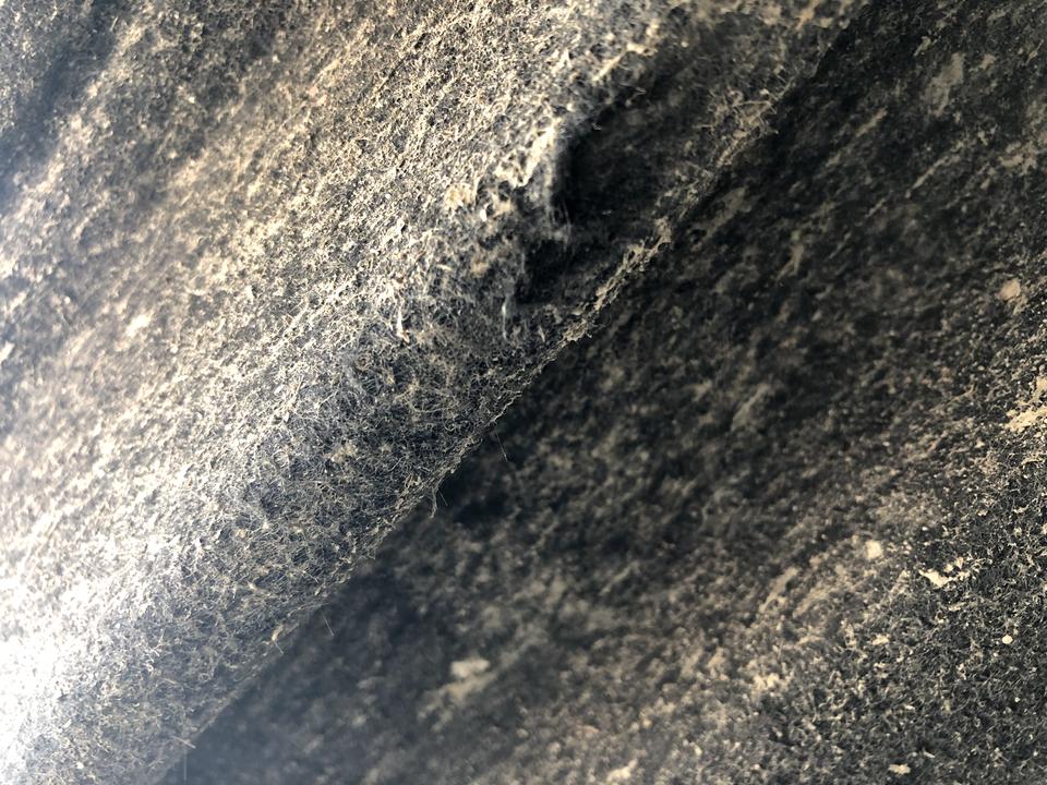 奥迪A4L  底盘蹭到一点点副驾下面，那个黑色的棉 破了一点点 要紧不？  有没有啥办法补个漏