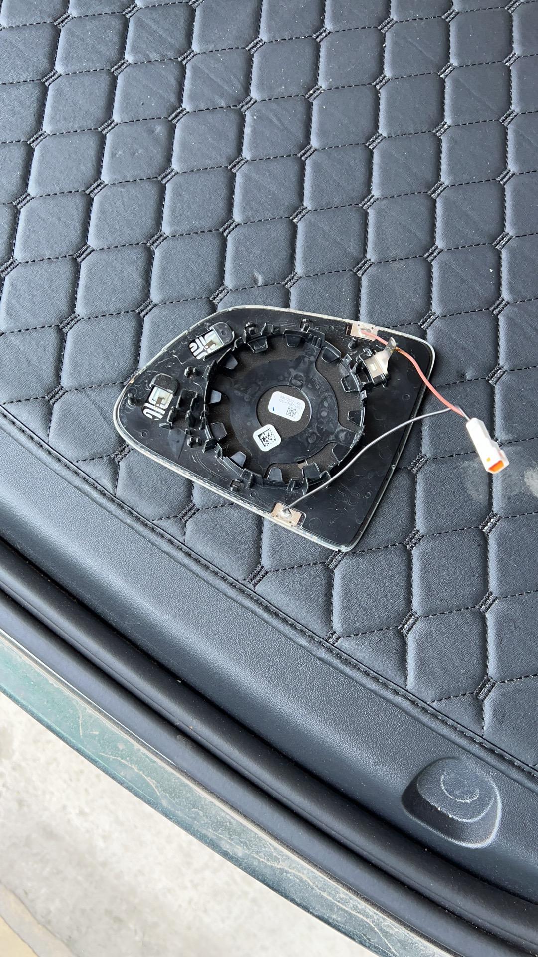 特斯拉Model Y 请问，有人认识后视镜片的卖家吗？