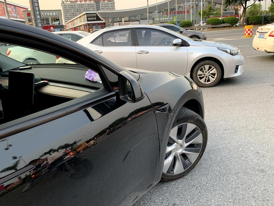 特斯拉Model Y 右转遇到逆行，这种程度要不要走商业险呢大佬们？