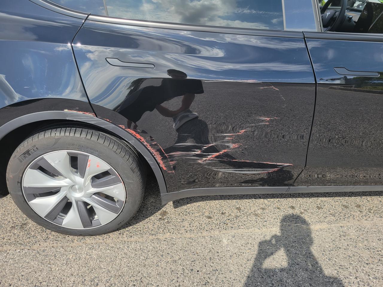 特斯拉Model Y 剐到漆面了，感觉没多严重，钣喷中心说让换车门，请大家给点意见