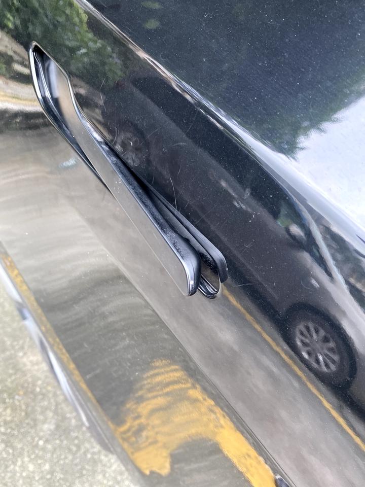 特斯拉Model Y 门把手凹陷  ，且不能回弹，  有遇到过的不