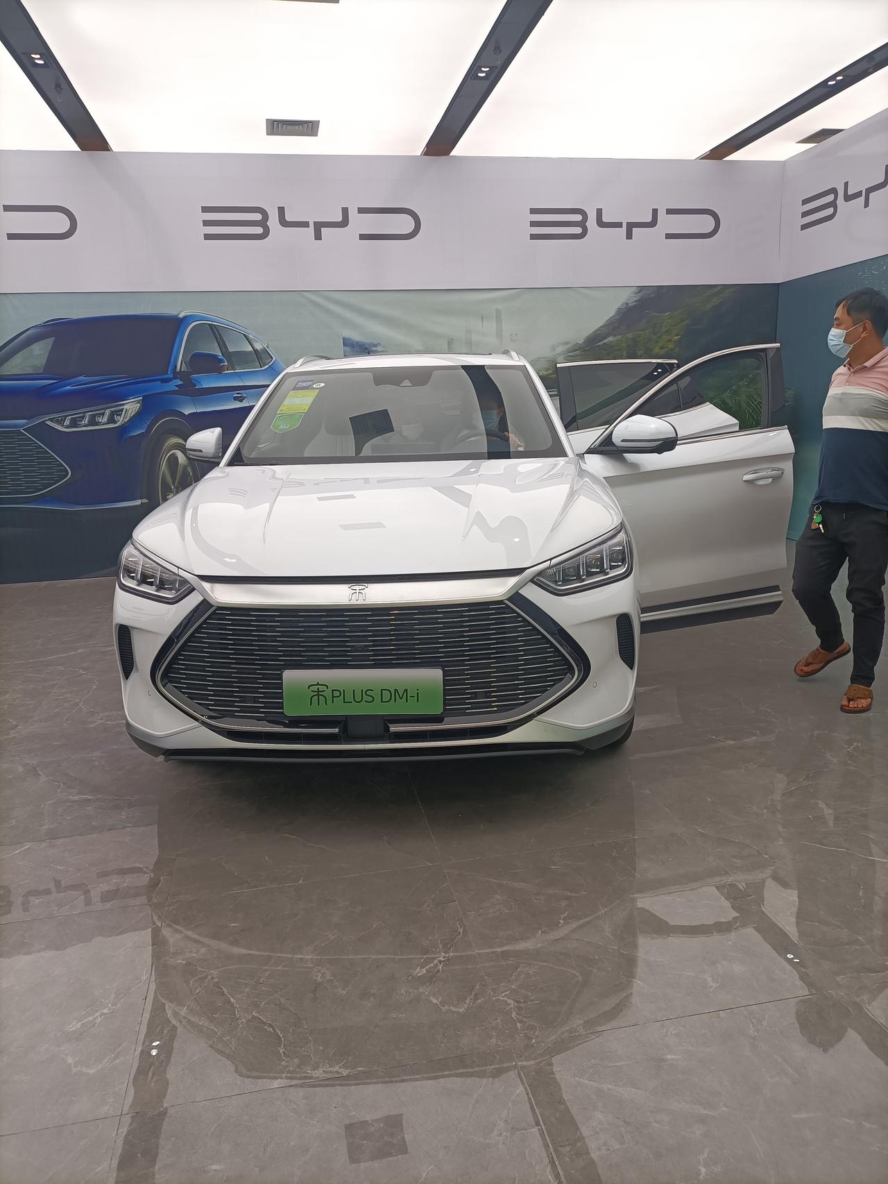 比亚迪宋PLUS DM-i 51km高配，10月 2日下定，没少一分钱，新店开业，承诺2月左右提车，送4次保养。金融服务