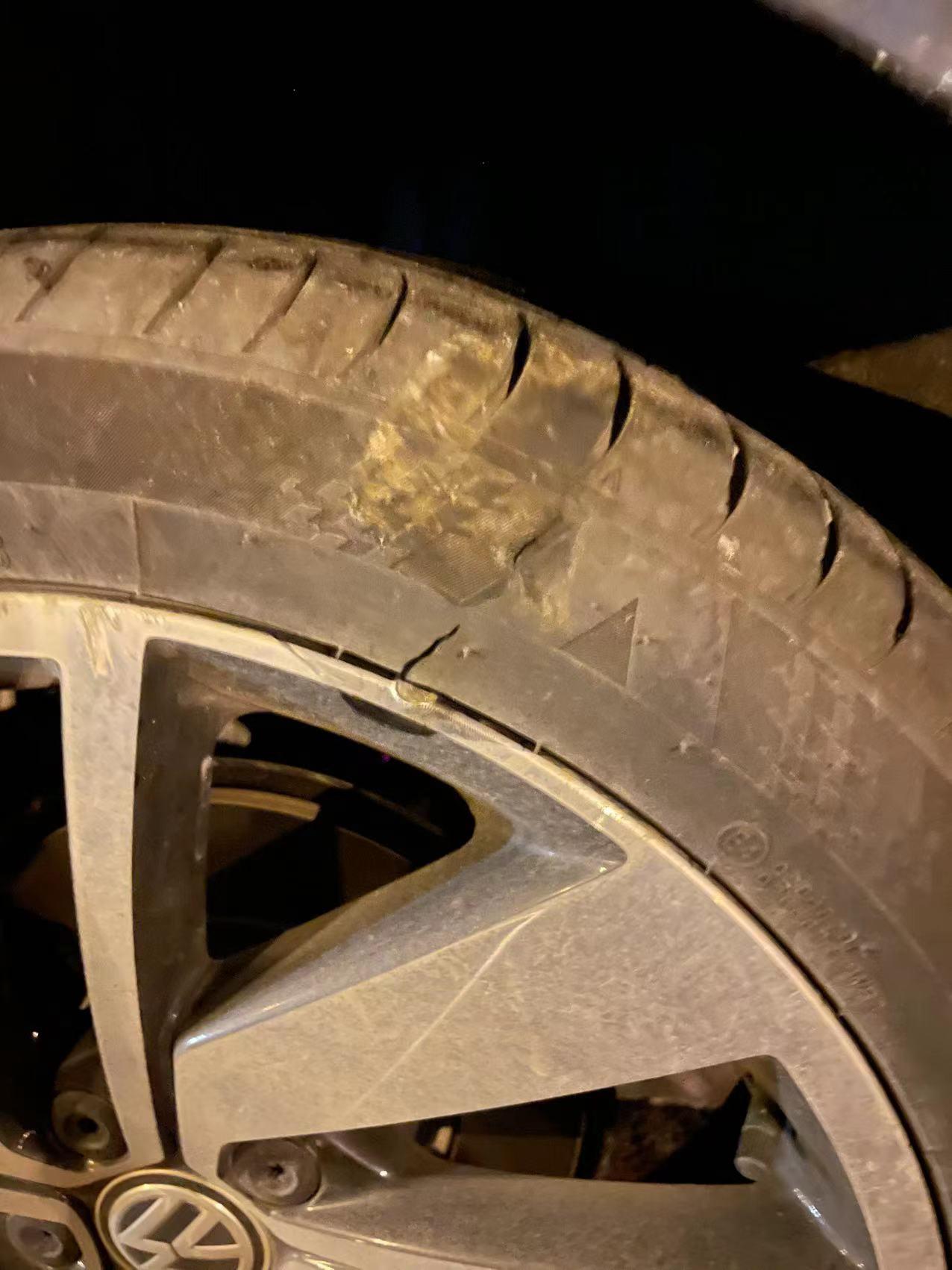 大众速腾 昨天轮胎轮毂划破，4s说换一个轮毂900多，轮胎按邓禄普给我算的700多，原厂的是这样的吗，价格太高了