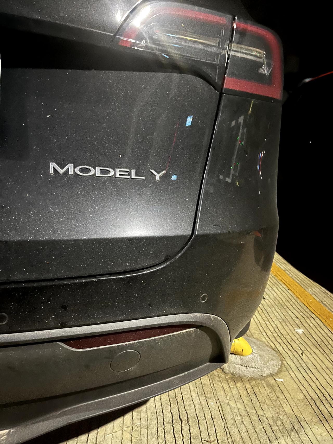 特斯拉Model Y 各位帅锅不懂就问，22款后轮驱动是什么电池组？官方是显示是磷酸电池，可是每次到外面充电的时候电桩都