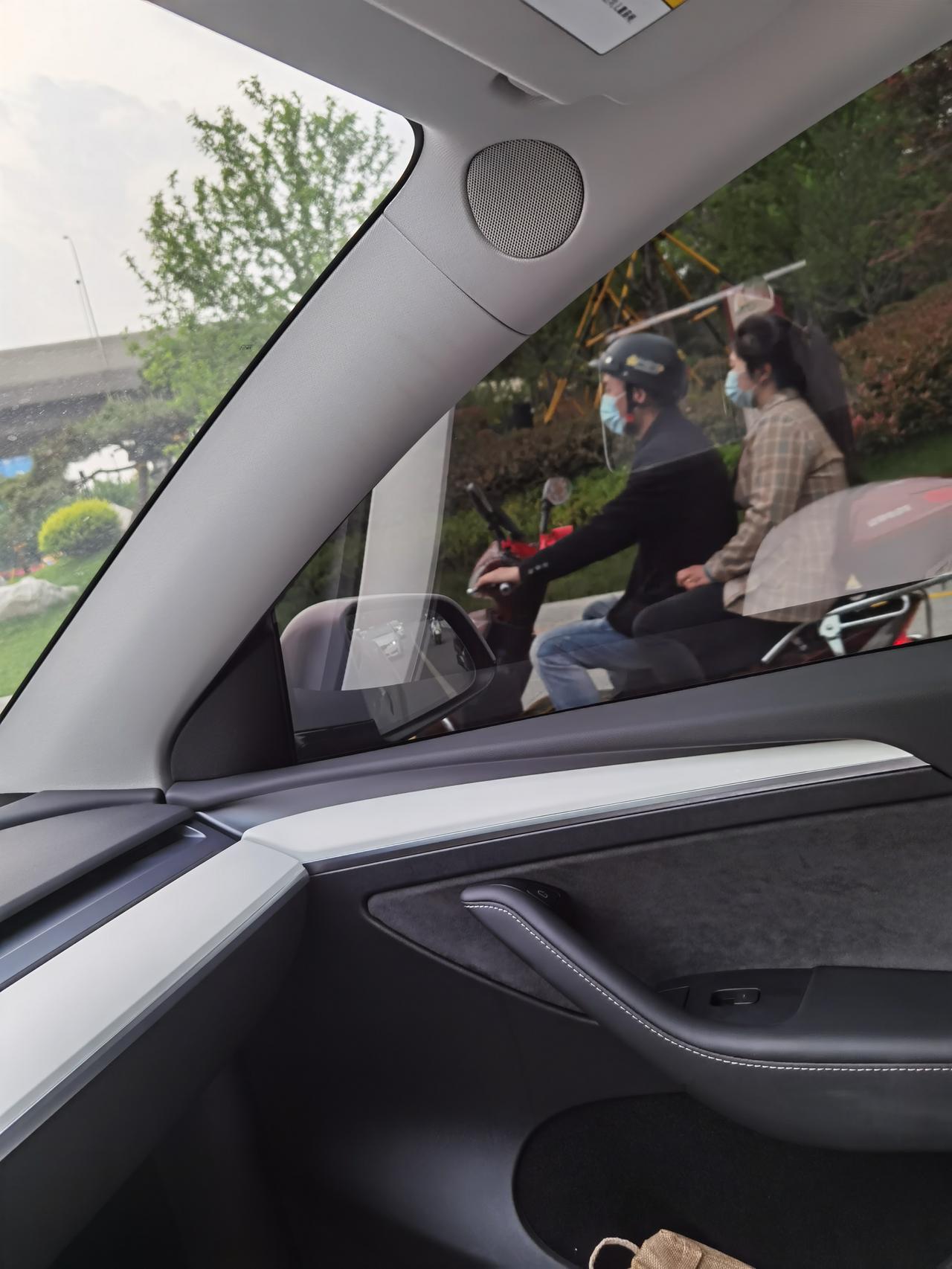 特斯拉Model Y 白内的车友们有遇到这种问题么，怎么解决呢。