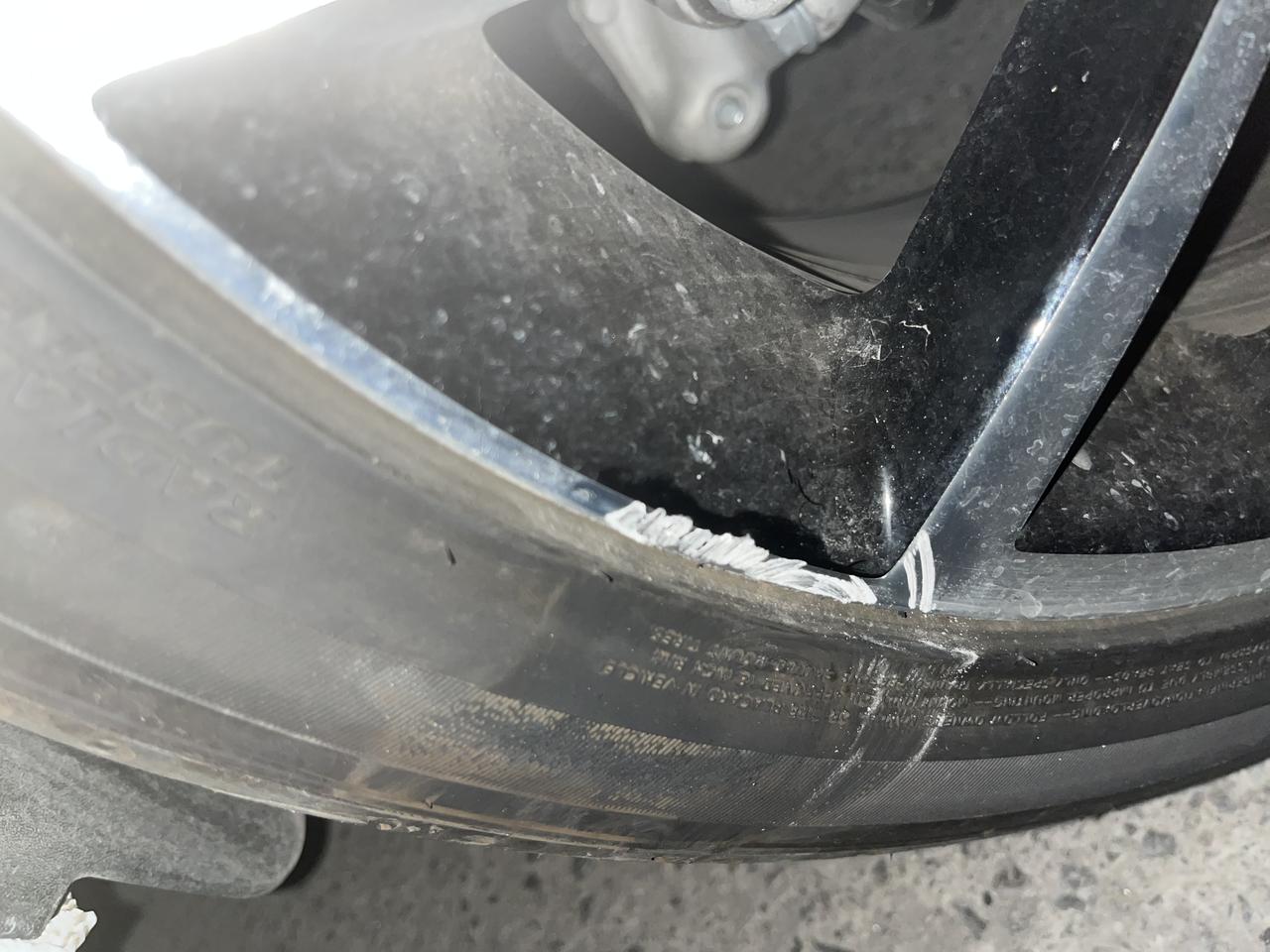 大众速腾 新车2个月一血，轮毂蹭了，这种情况还用处理吗，影响安全吗