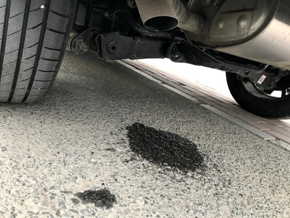 哈弗H6 请问油箱下面滴水正常吗？