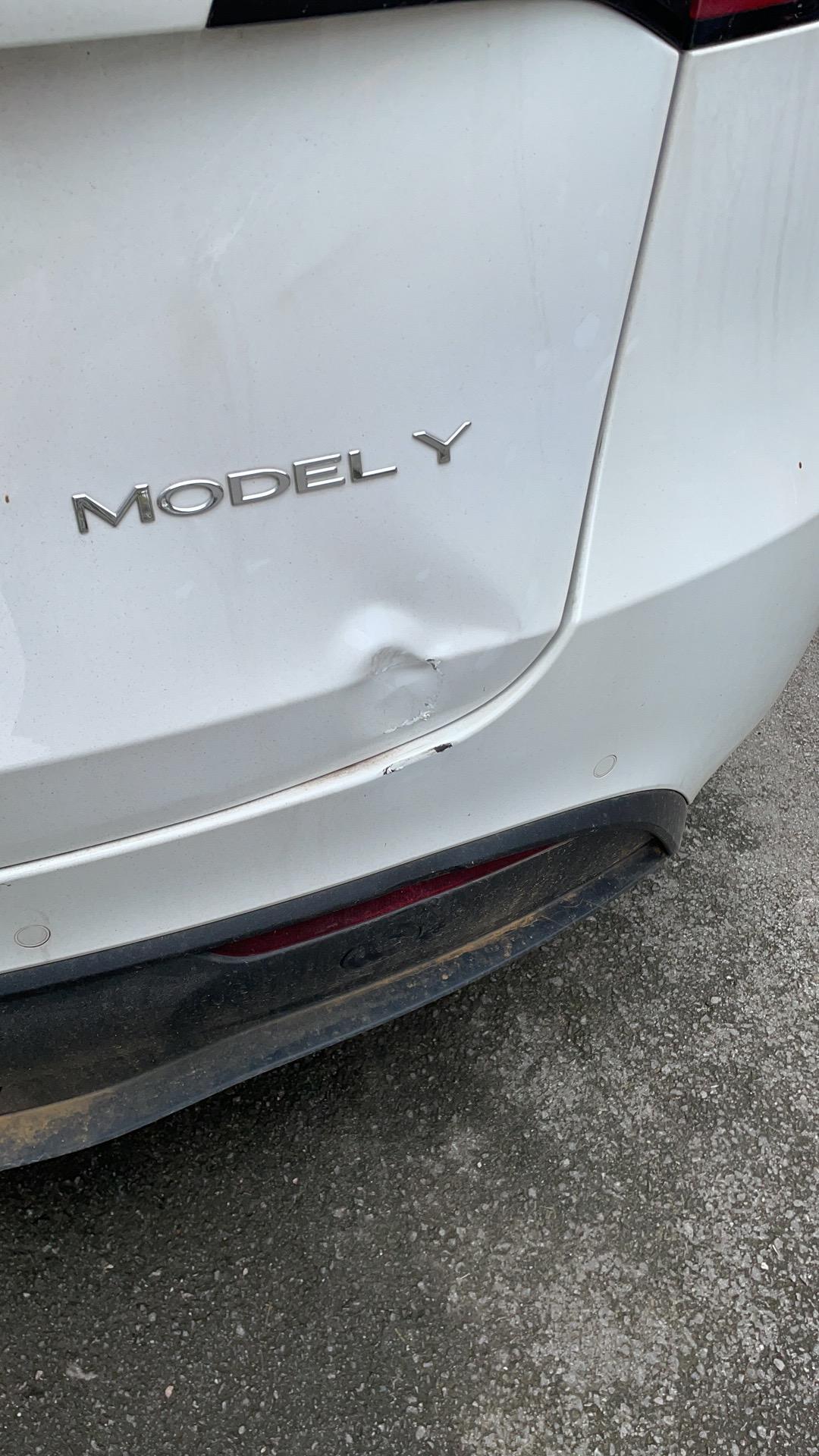 特斯拉Model Y 小Y又撞到了热心人士知道这要修多少钱吗？已经报过一次险了，有朋友说一年报2次明年保费会涨很多，让我