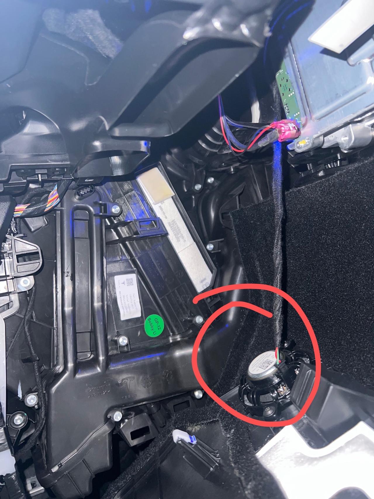 特斯拉Model Y 谁知道model y 换滤芯时，拆下的这块板上的喇叭是什么用的？