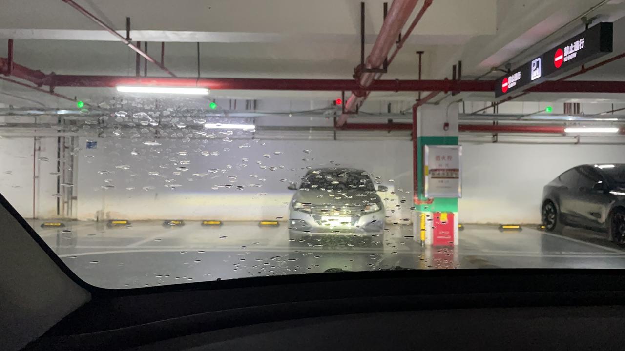 特斯拉Model Y 我想问一下大家的Y，雨刮都是这样吗？左下角超大一块刮不到，好难受，直接影响主驾驶的视线，如果下大雨