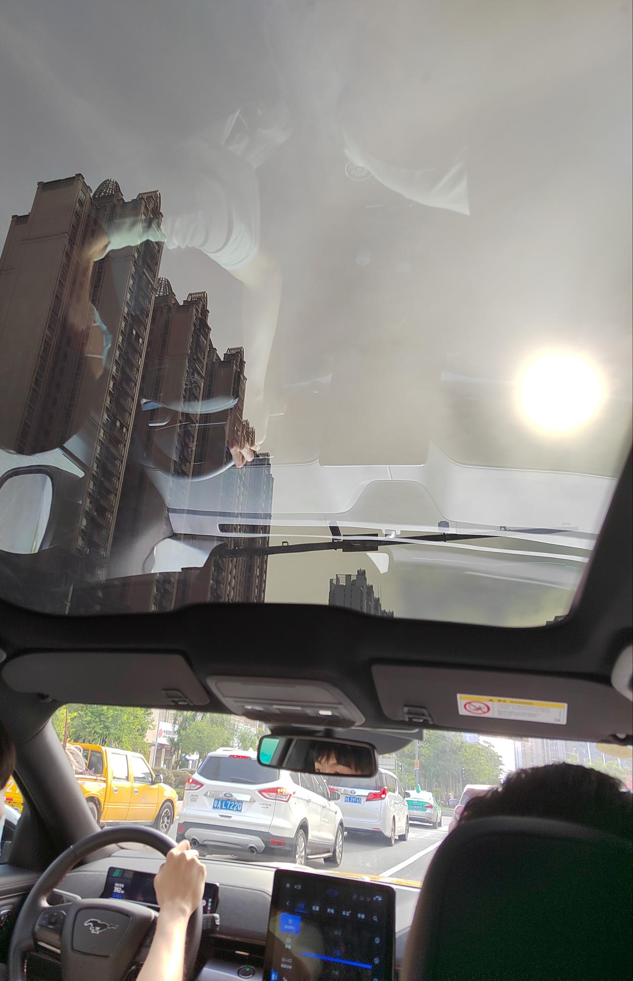 特斯拉Model Y 提问：同样是Low-E，为啥特斯拉这么热        中秋趁着放假，来逛一下，刚好在冼村路遇见广