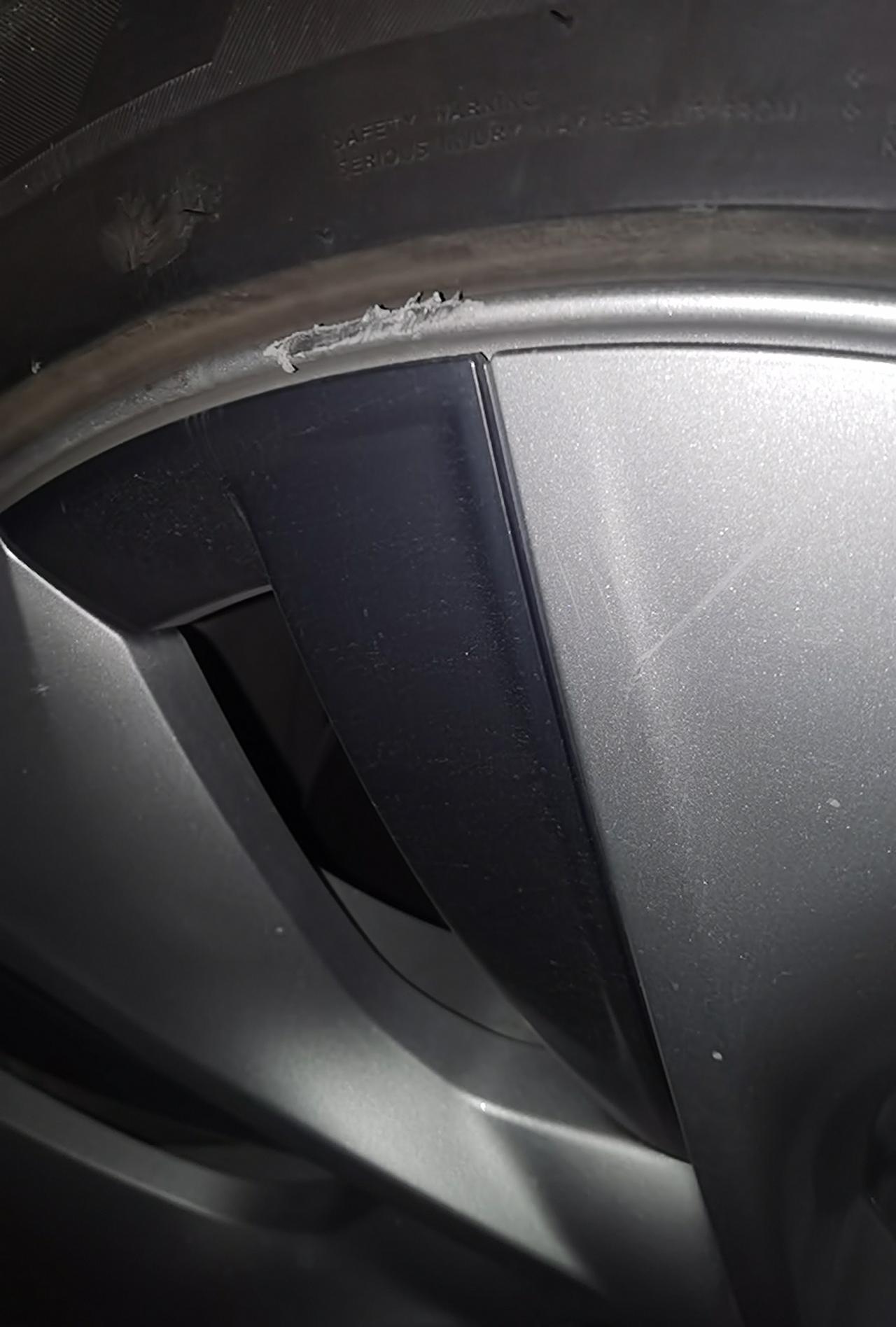 特斯拉Model Y 跪求兄弟姐妹们！modely轮毂轮胎刮马路牙子，深度最深处3毫米线没露出来要不要换胎呀